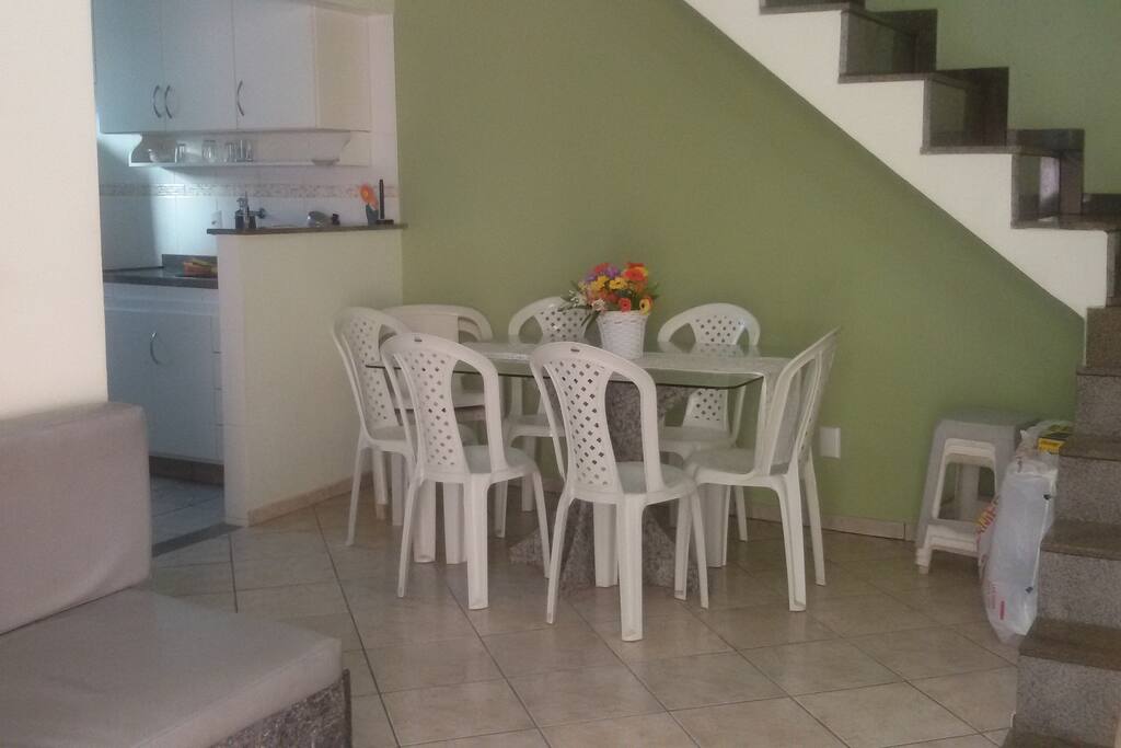 SALA, COZINHA E ESCADA