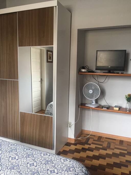 Ventilador, TV no quarto e Wifi