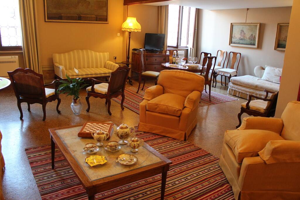 Living room overlooking the Gran Canal.
The white sofa is single sofa bed