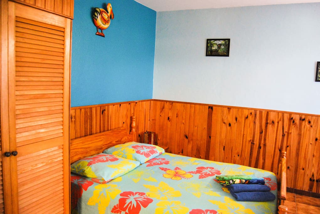 Coin chambre avec grand lit