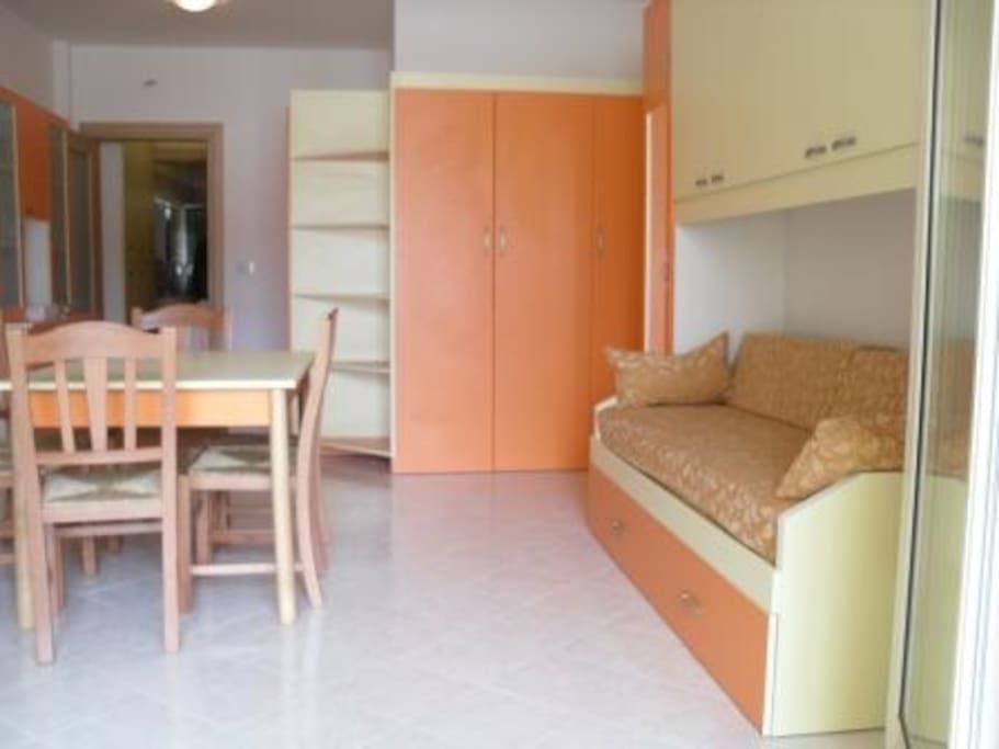 soggiorno con divano letto con letti singoli a scomparsa