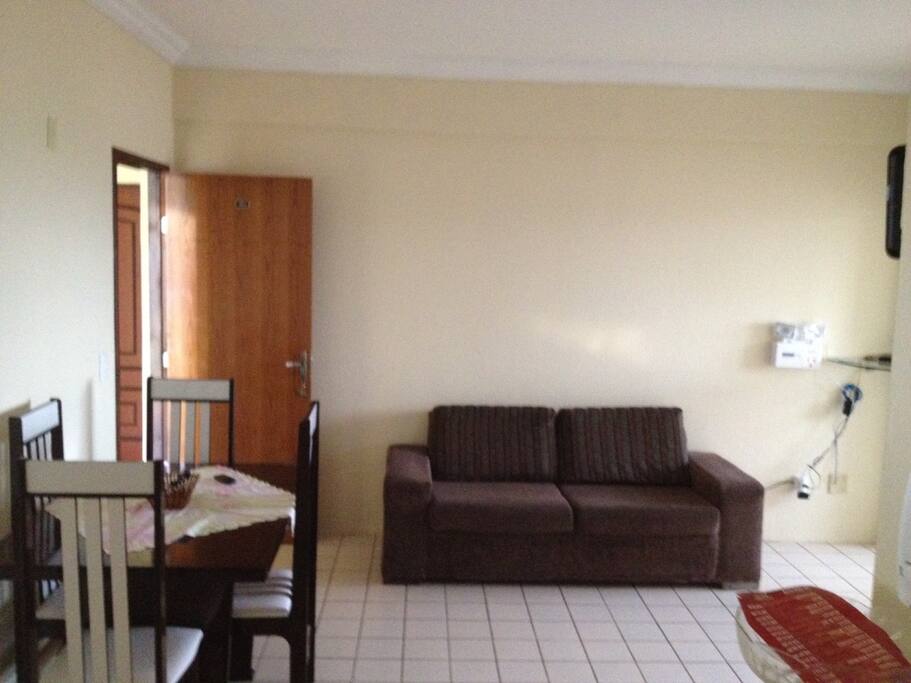 Entrada do apto 203 , sala completa e bem ventilada e clara.
Luz de emergência e Wi-Fi ao lado do sofá .