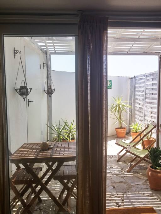 Bungalow. Patio mesa
