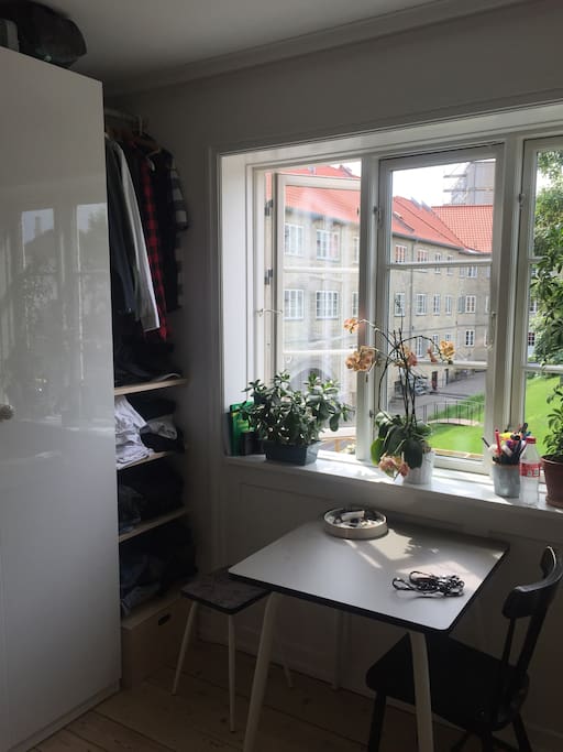 In the bedroom you have a nice view to the green court yard, that you can use.