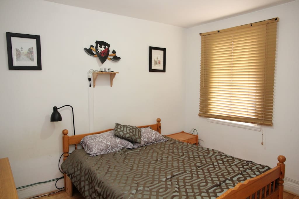 Bedroom 1 - Queen Bed