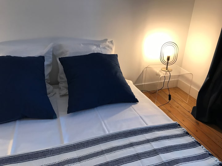 الطابق الأول 
غرفة نوم بسرير بحجم كبير (160)