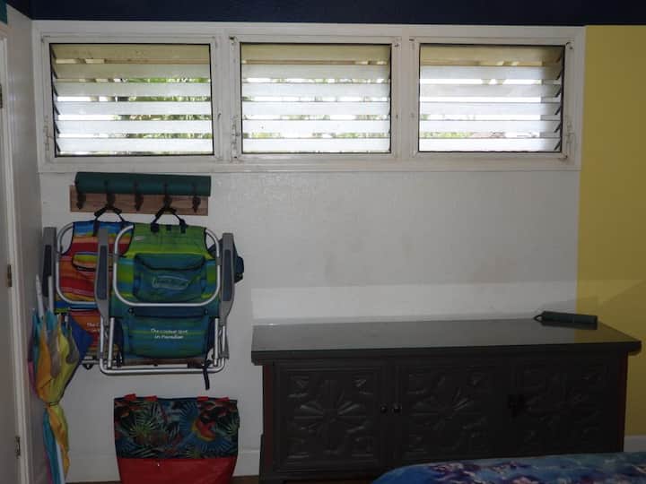 כיסאות חוף, שמשייה, מגבות חוף וצידנית