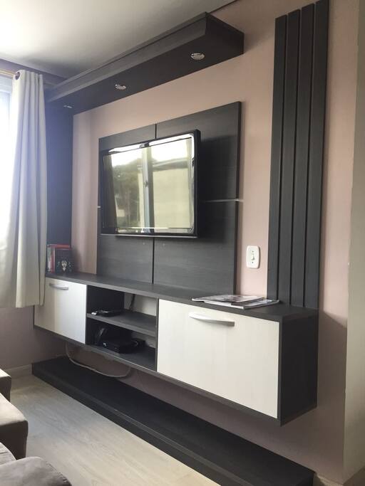 Sala com TV.