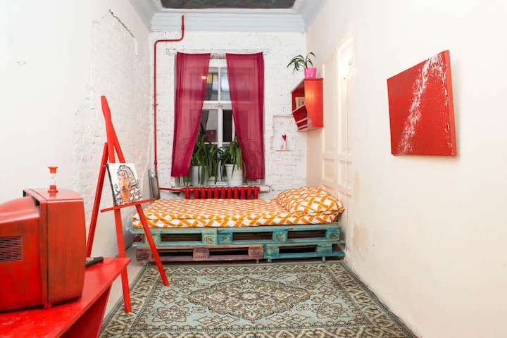 COLIVING "TRIGLINKI" ART HOUSE. SUPREMATISM ROOM