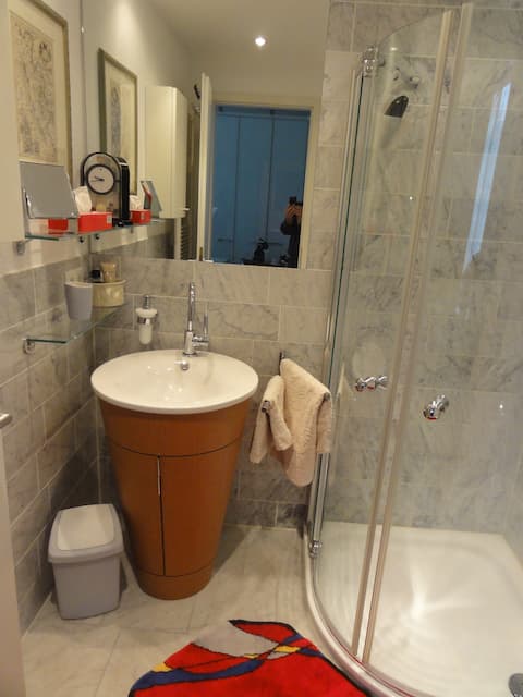 Beliebte Airbnb-Anzeige: Modern room near fairground (Messe) and airport in Golzheim