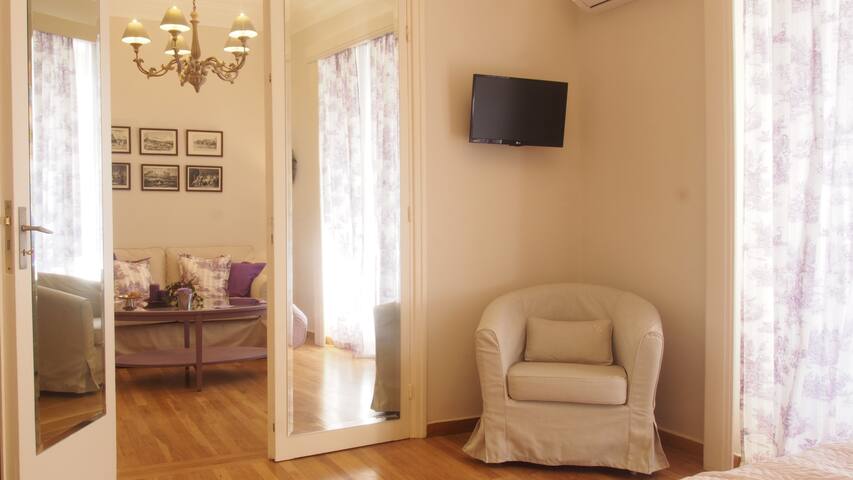 KRH/ Lavender Luxury Suite a stroll to Parthenon gallery image 5