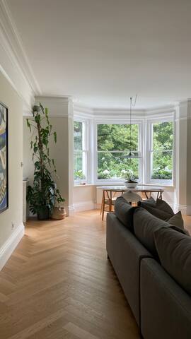 Contemporary, Cosy + Bright 2-bed Belsize/Primrose gallery image 3