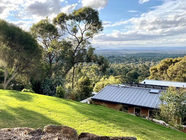 Skylou Hillside Retreat Home in Dandenong Ranges