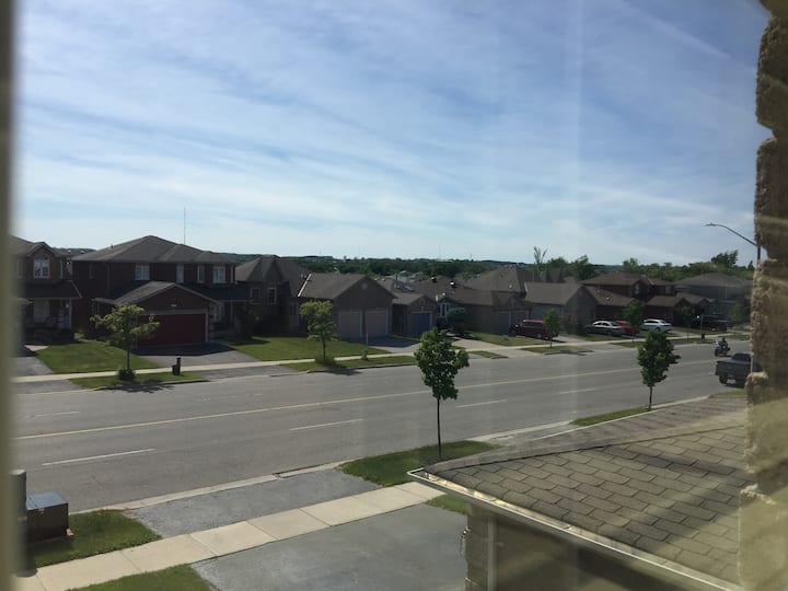 “Cozy Female-Only Retreat in Southend Barrie