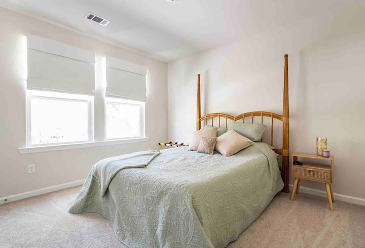 Na katu Spavaća soba br. 1
s bračnim krevetom (160x200), televizorom, otvorenim ormarom i vješalicama te stalkom za prtljagu