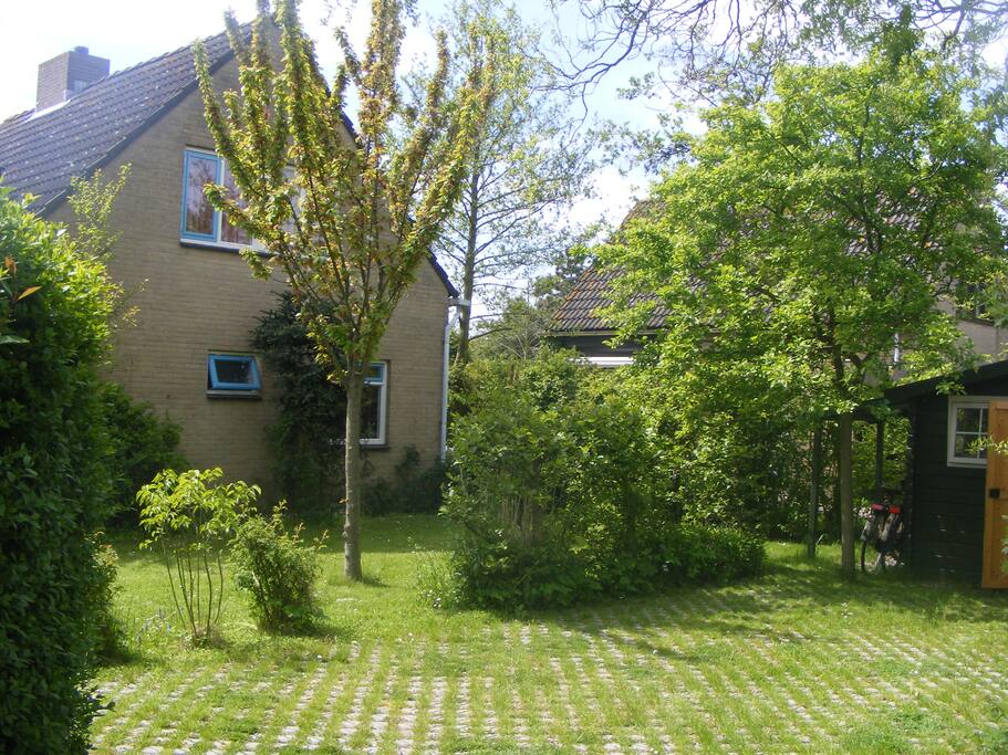 Voorzijde met parkeergelegenheid