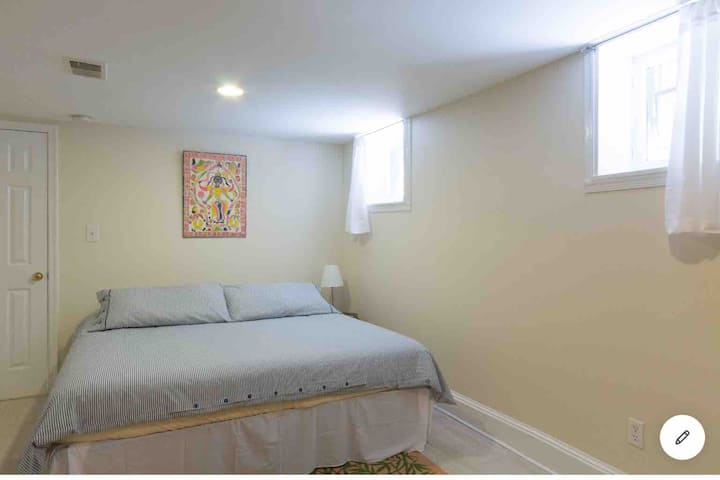 Საწოლი 193 × 203 სმ ფართე საძინებელში 