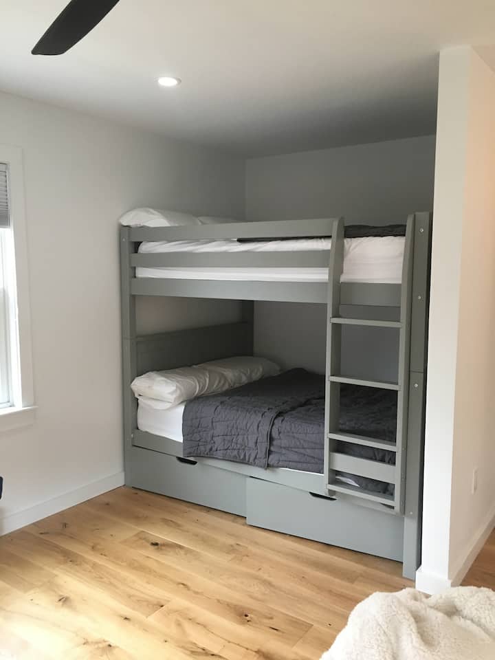 Lits superposés au 2e étage.