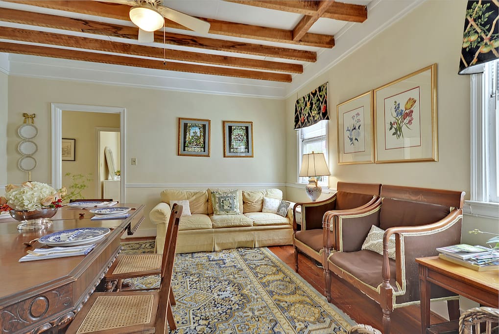 Living Room/Dining (Seats 6)