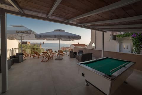 Popular Airbnb listing: New Apartman 70m from the sea in Općina Okrug