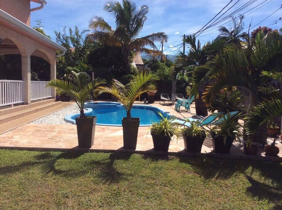 Jardin piscine jacuzzi chaises longues