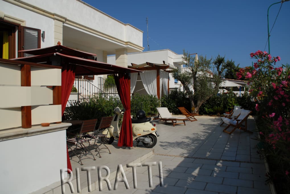 Spazio esterno anteriore con 2 gazebo