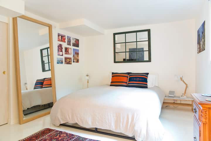 Спалня с голям прозорец и голям килер