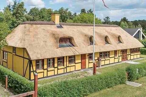 By the beach - Large idyllic thatched cottage