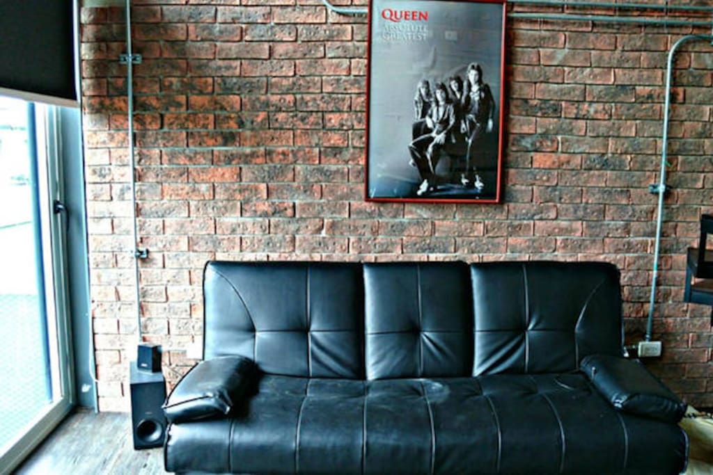 La sala cuenta con un cómodo sillón de tres espacios que se convierte en una cama doble para recibir a más huéspedes o si se quiere descansar en otro espacio.