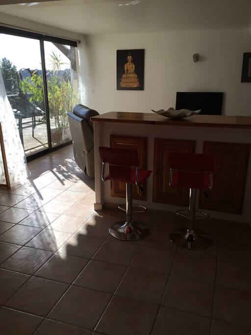 Bar pouvant servir comme table pour manger