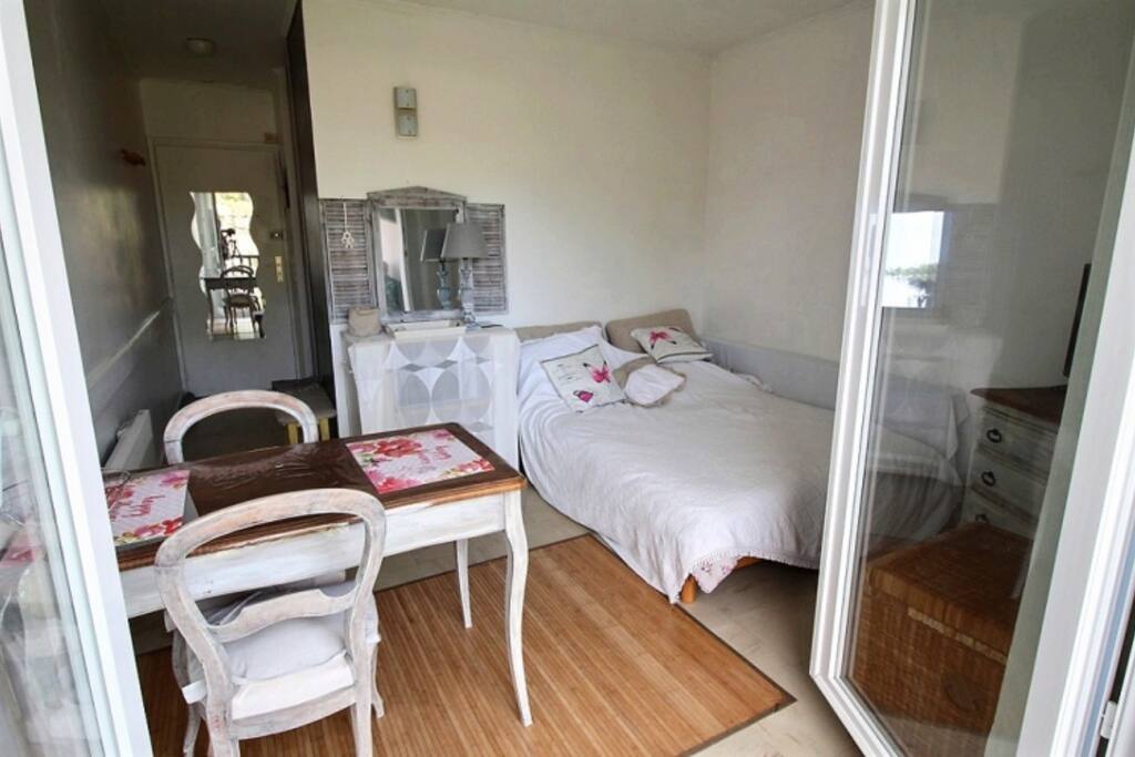 Studio meublé avec goût et offrant un vrai lit double.