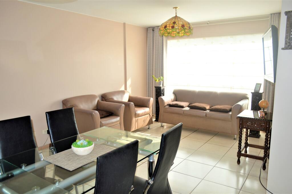 Sala Comedor con Televisor de 50"