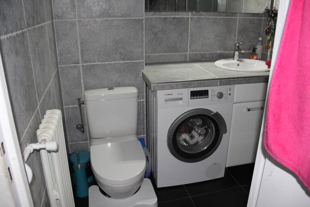 Bathroom with shower and washer machine- Salle de bain avec douche et lave linge