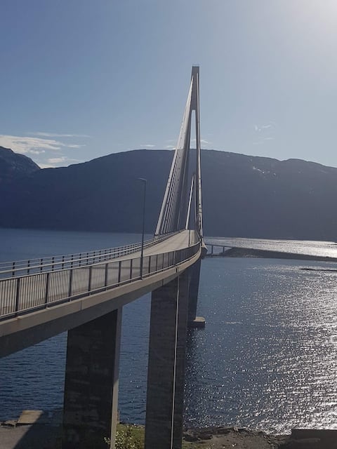 Hytte ved Helgelandsbrua