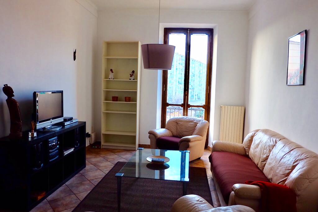 Salotto con TV, DVD e impianto HIFI