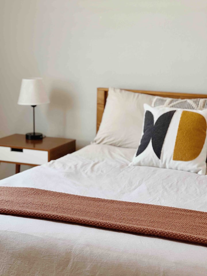 يؤدي الباب الأخير في نهاية هذا المدخل إلى غرفة نوم أخرى بحجم كبير.