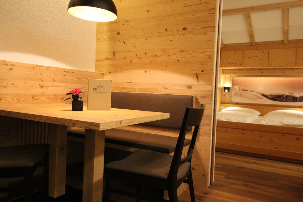 Mit Altholz und Naturmaterialien eingerichtete Ferienwohnung