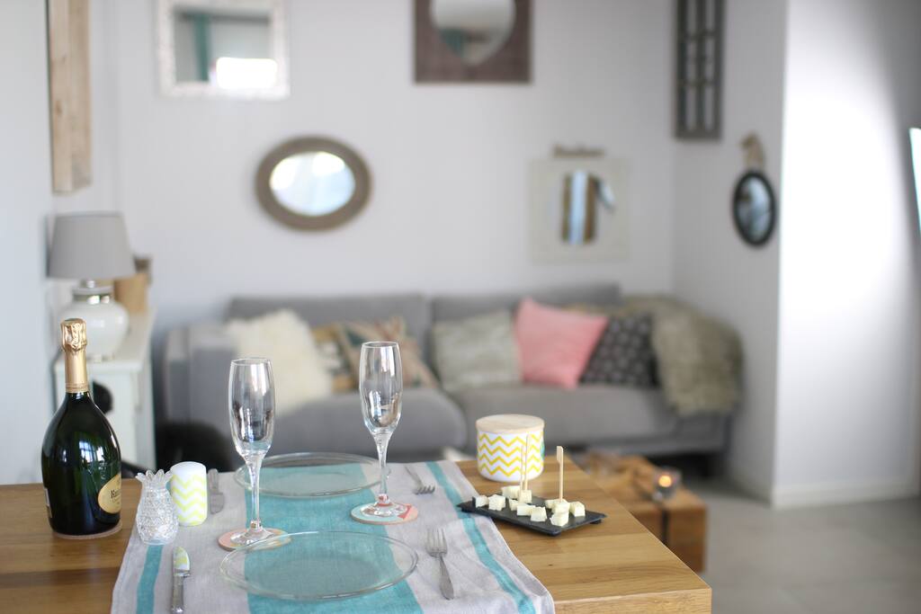 Salon avec table haute