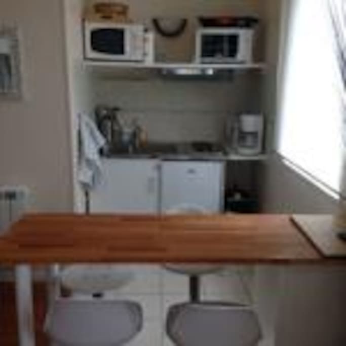 TABLE DE CUISINE 4 TABOURETS