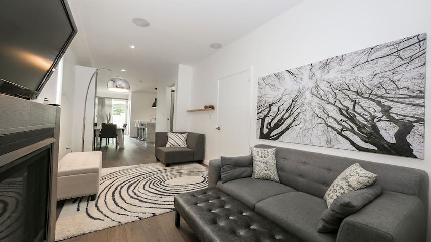 Brand new 2 bedroom – private deck and backyard. gallery image 3