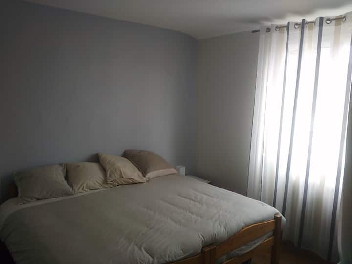Este dormitorio es un dormitorio altillo que está separado por una  cortina