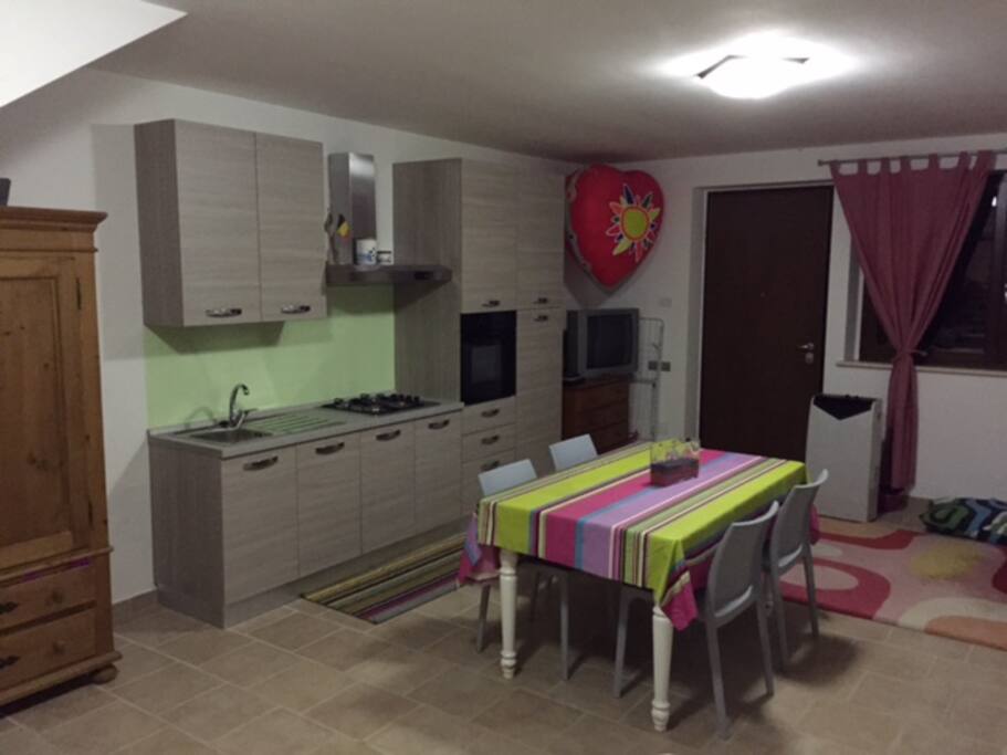 Cucina nuova, tavolo da pranzo 4 posti