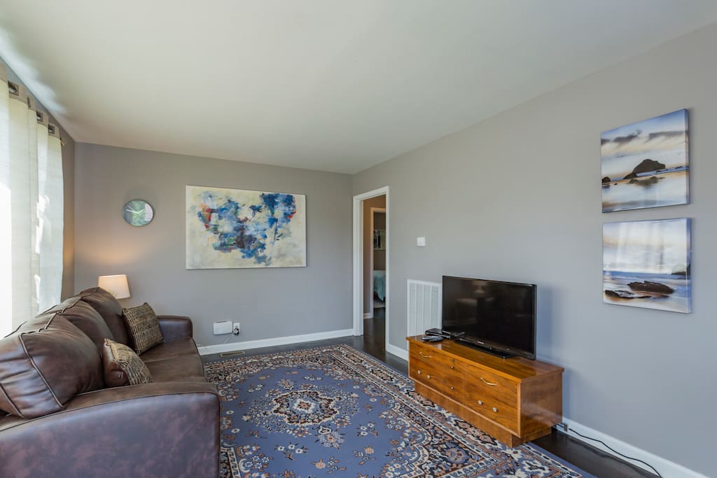 The couch is a queen sofa bed. There is a queen bed in every bedroom. The house can sleep up to 8 people but keep in mind there is only 1 bathroom.
Permit #201514288
