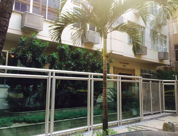 NA QUADRA DA PRAIA DE IPANEMA