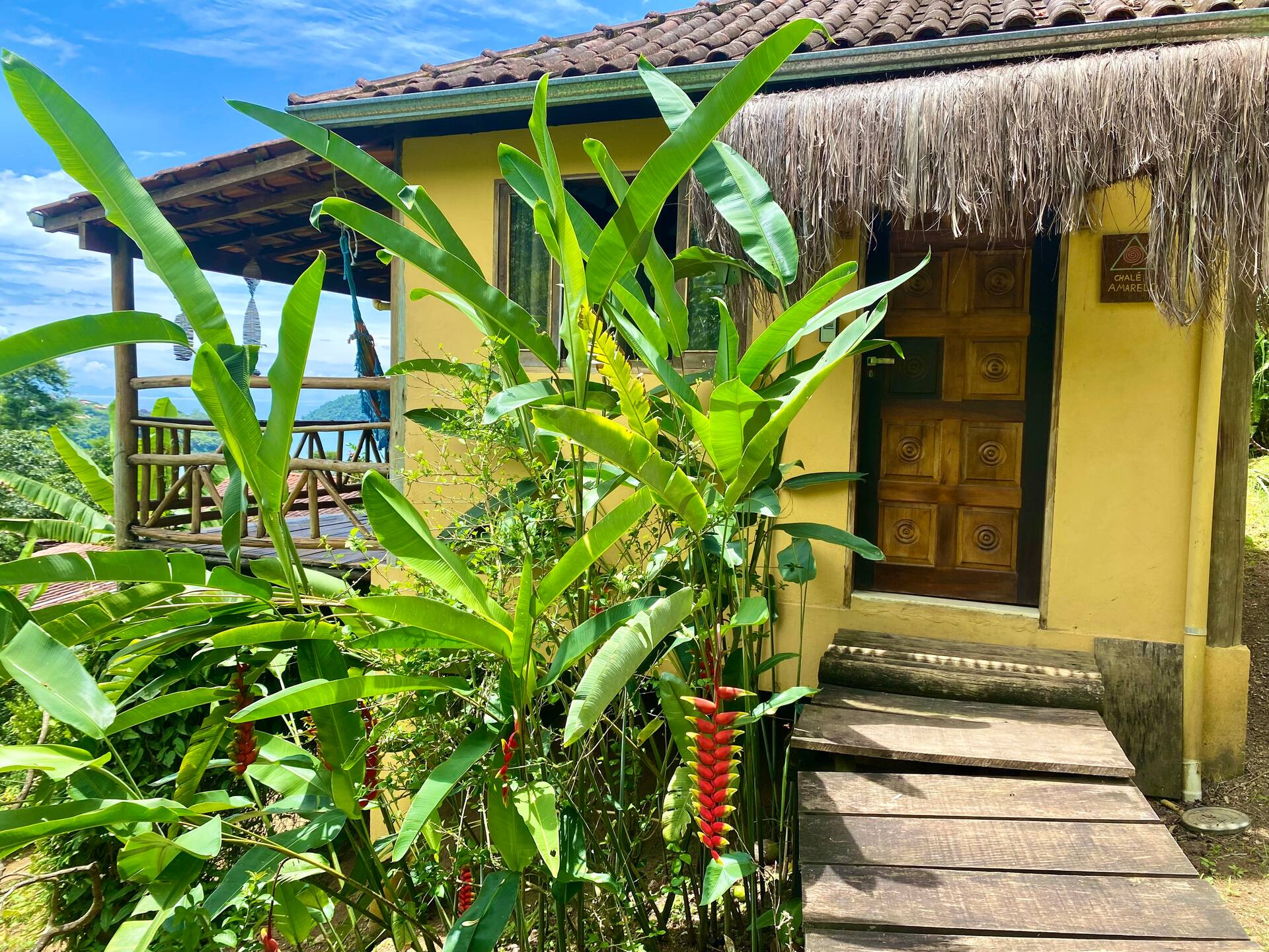 Eco lodge with ocean view - 5 min to the beach