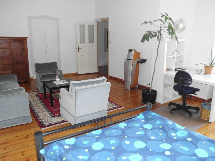Zimmer mit Blick zur Tür