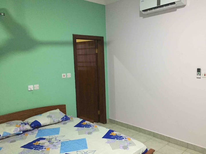 Chumba cha kulala cha Master kina kitanda cha ukubwa wa malkia pamoja na droo za pembeni, kiyoyozi kwa ajili ya starehe ya mgeni.