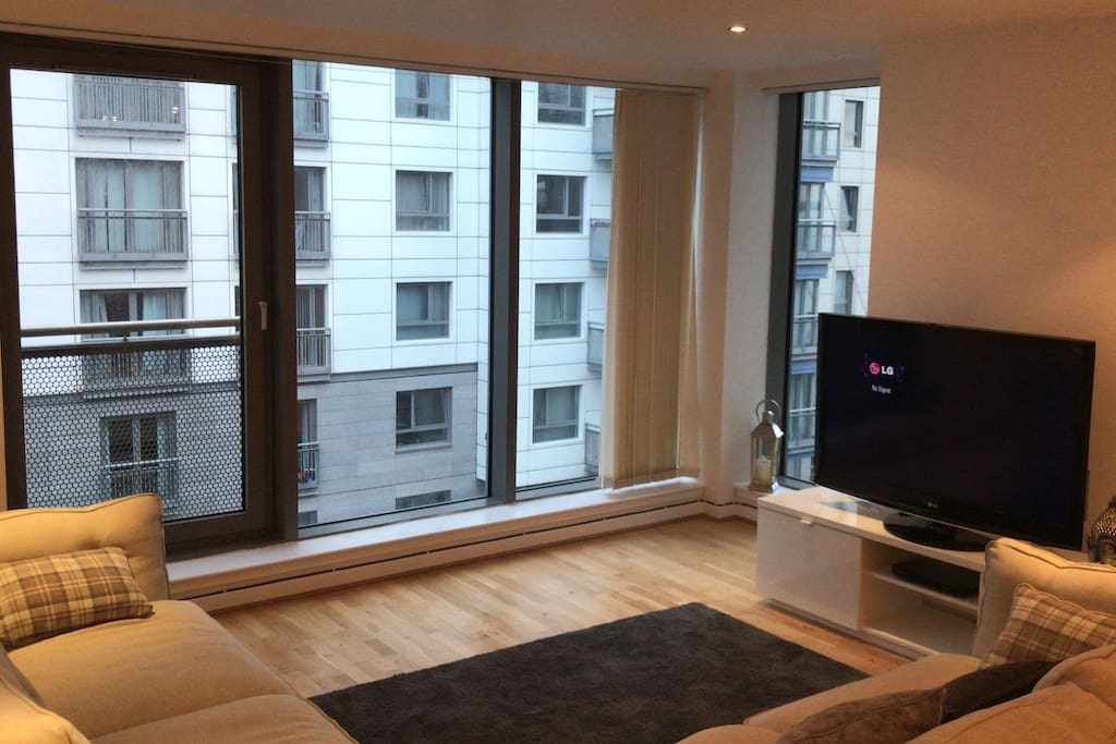This spacious 2 bedroom apartment is ideal for two couples. Easy access to the city center, popular shopping center within walking distance, great restaurants/bars nearby and walks by the coastline.