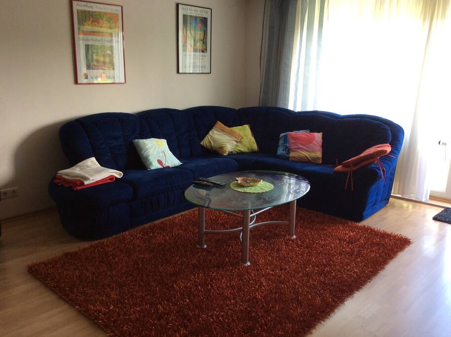 Wohnzimmer mit Balkon