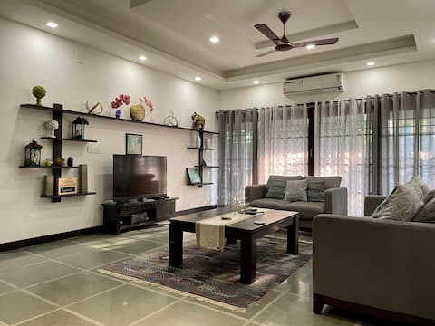 Charming 5-Bedroom Home near Panampalli Nagar